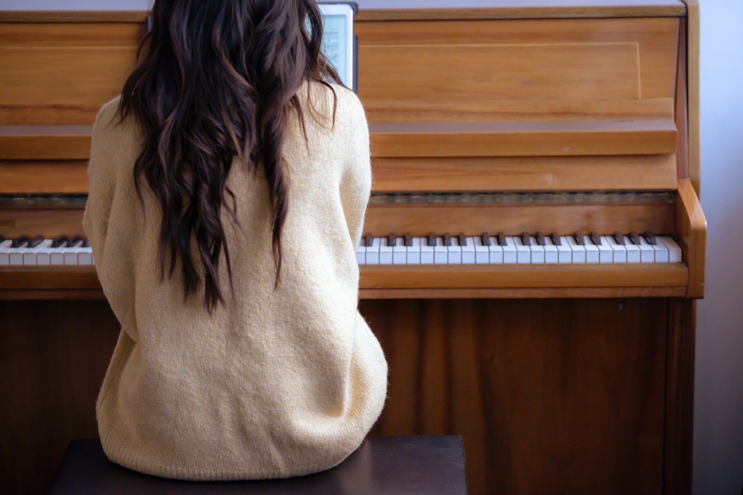 Inspect a used piano (2)